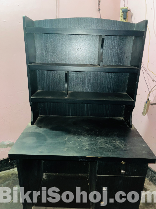 পড়ার টেবিল